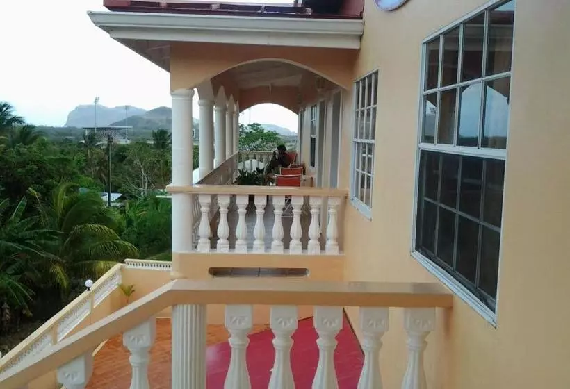 پانسیون Aupic Paradise