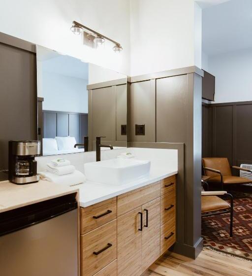 旅馆 The Flying Steamshovel Inn