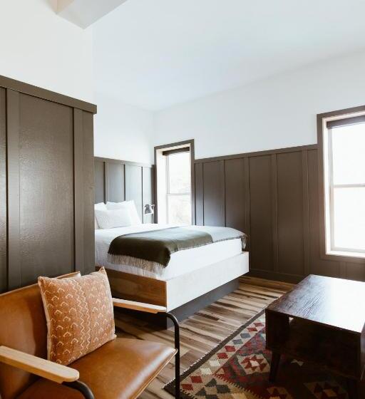 旅馆 The Flying Steamshovel Inn