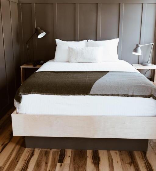 旅馆 The Flying Steamshovel Inn