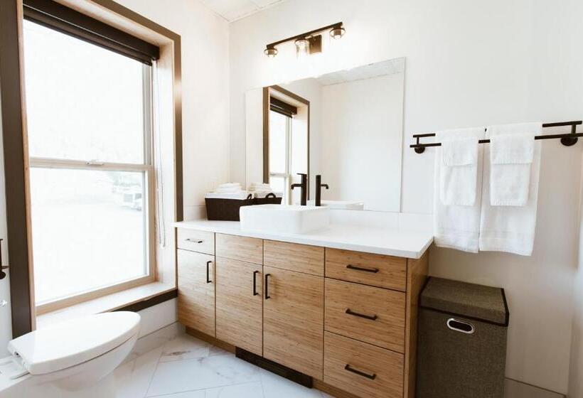 旅馆 The Flying Steamshovel Inn