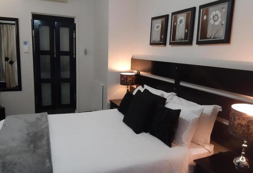 פנסיון @the Villa Guest House