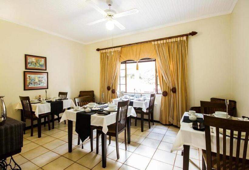 פנסיון @the Villa Guest House