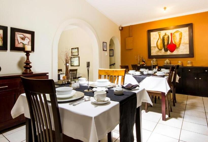 פנסיון @the Villa Guest House