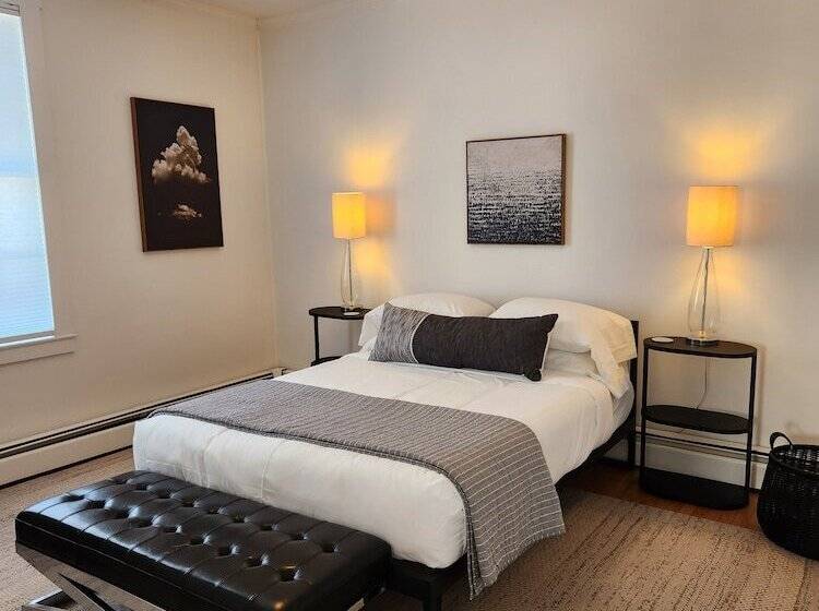 הוסטל Homeport Inn And Tavern