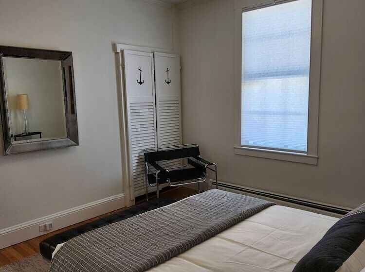 הוסטל Homeport Inn And Tavern