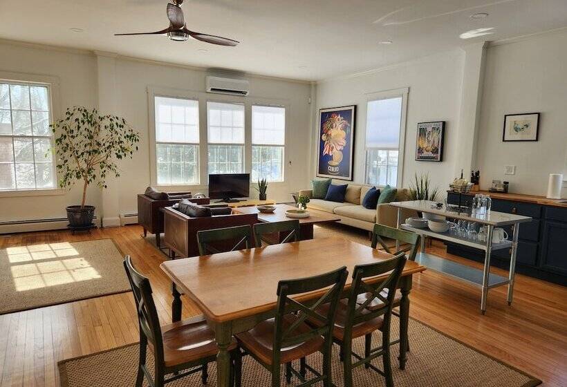 הוסטל Homeport Inn And Tavern