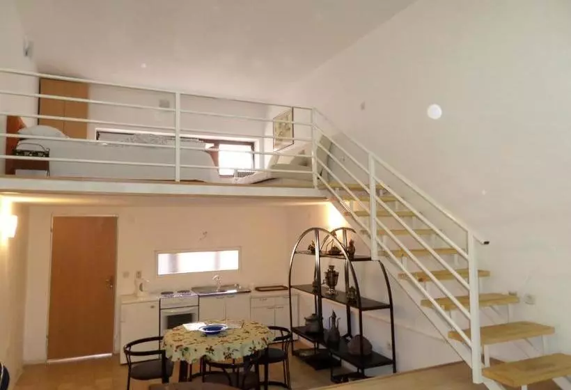 پانسیون Green River Apartment