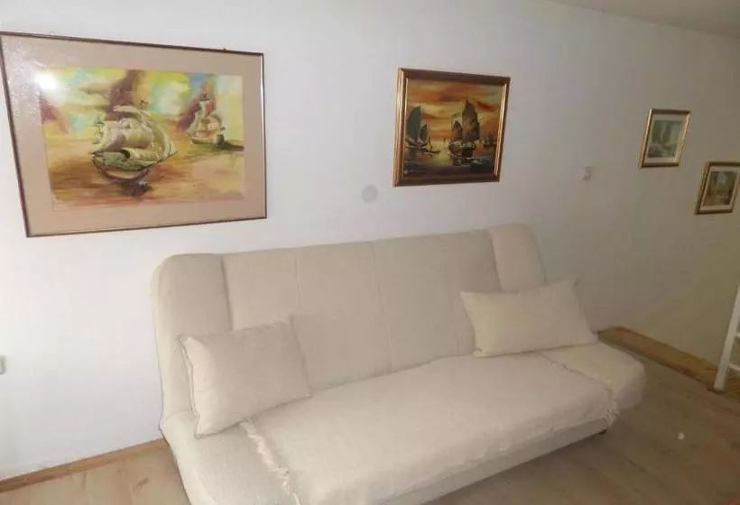 پانسیون Green River Apartment