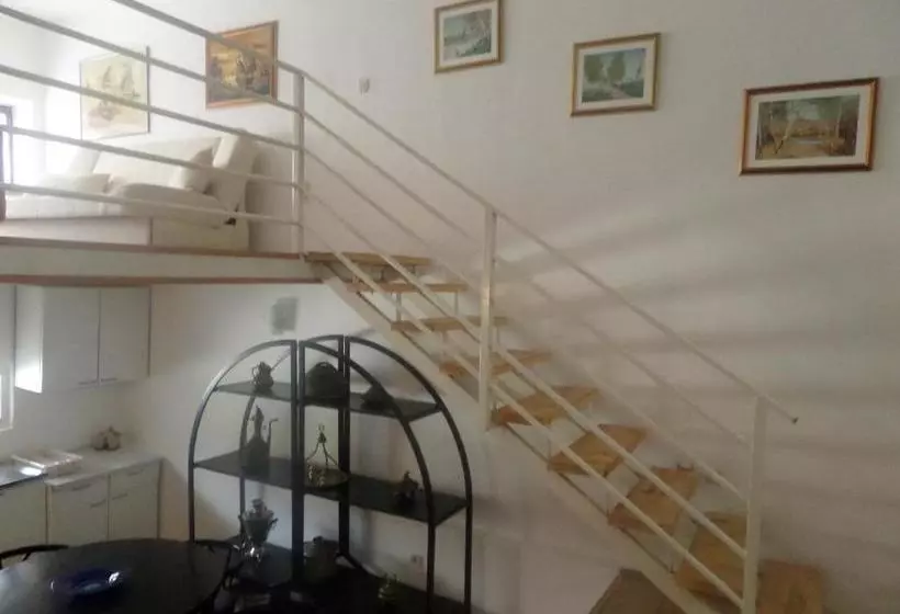 پانسیون Green River Apartment