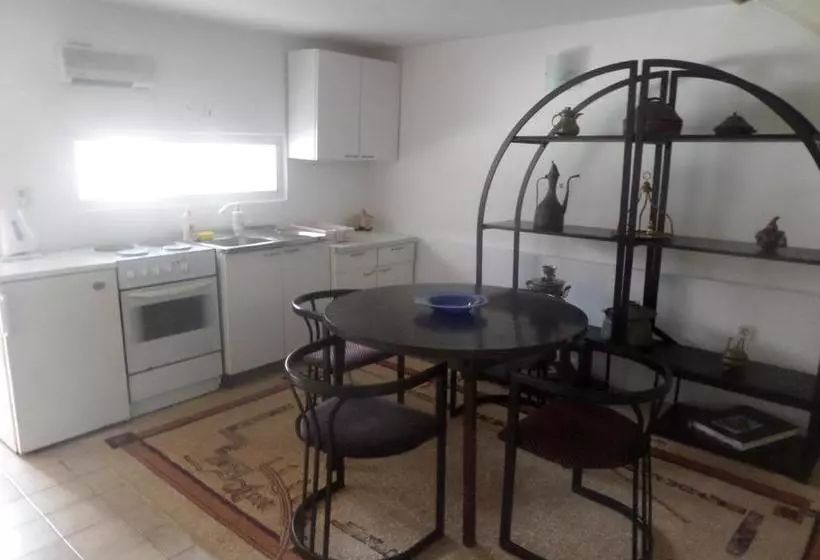 پانسیون Green River Apartment