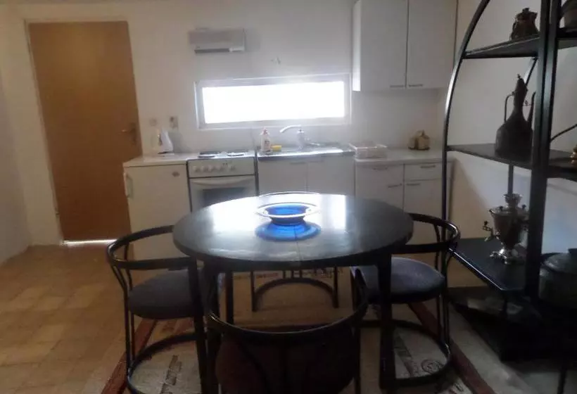 پانسیون Green River Apartment