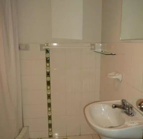 پانسیون Takora Inn