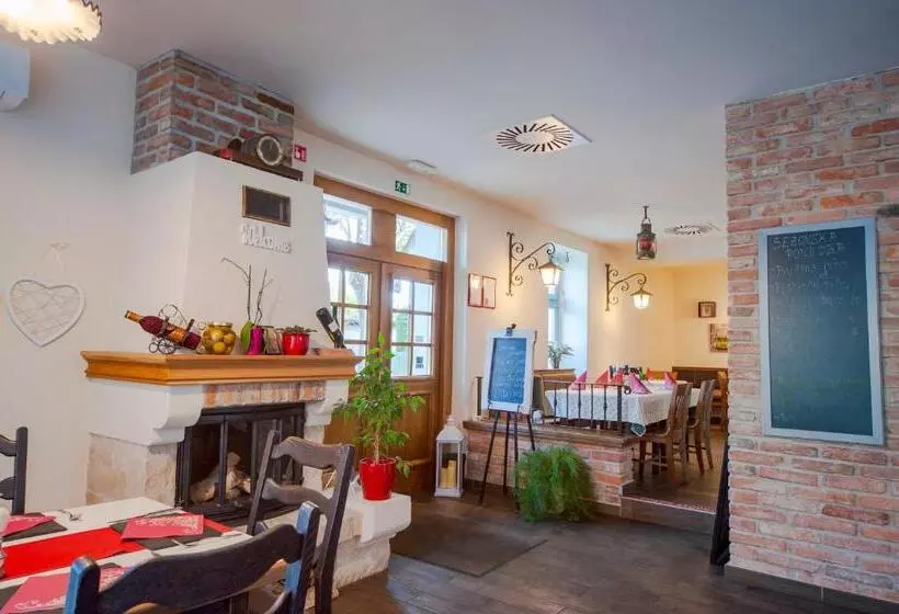 پانسیون Rooms & Apartments Parma