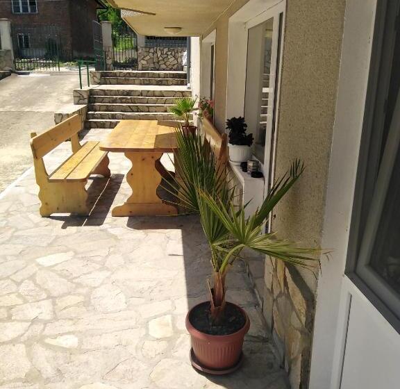 بنسيون Panayotovi Guest House