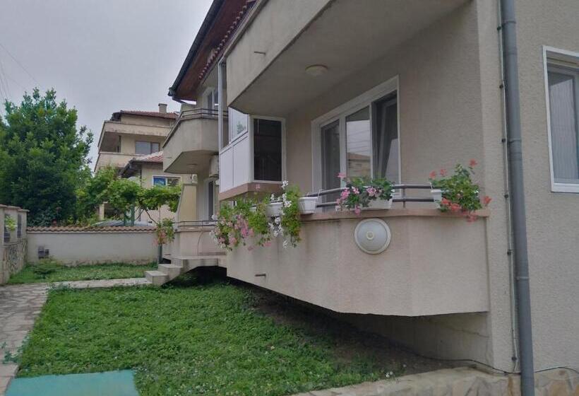 بنسيون Panayotovi Guest House