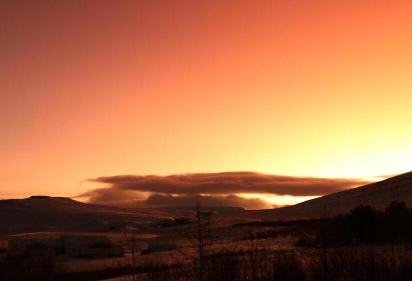 هتل Guesthouse Steindórsstadir, West Iceland