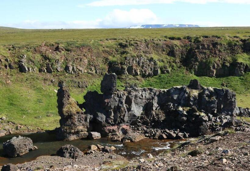 هتل Guesthouse Steindórsstadir, West Iceland