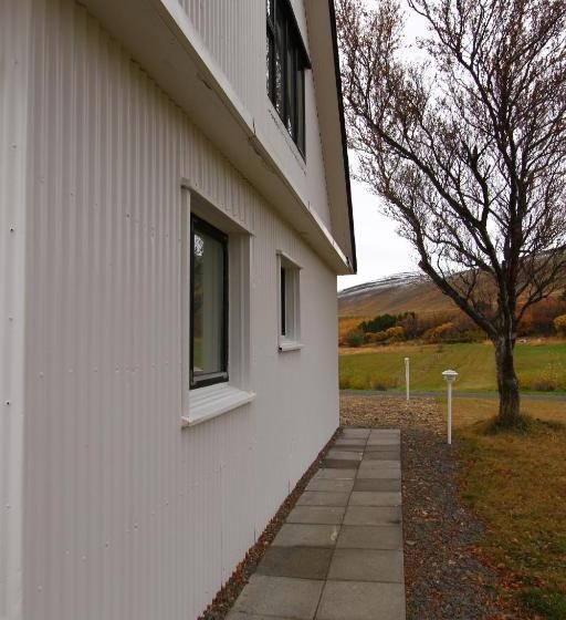 هتل Guesthouse Steindórsstadir, West Iceland