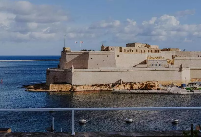 پانسیون Sally Port Senglea