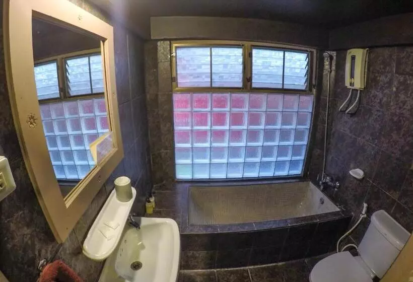 هاستل The Riverside Guest House