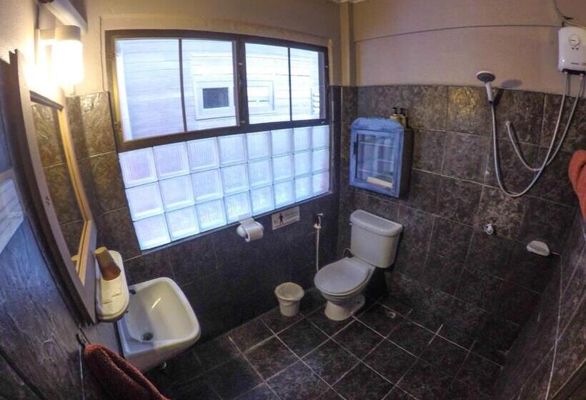 호스텔 The Riverside Guest House