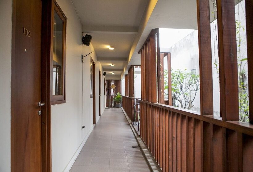 פנסיון Reddoorz Plus Near Asia Afrika 3