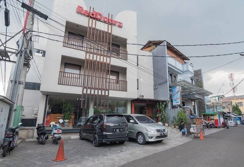 פנסיון Reddoorz Plus Near Asia Afrika 3