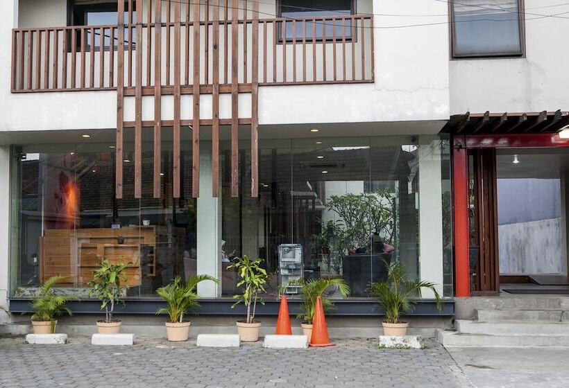 פנסיון Reddoorz Plus Near Asia Afrika 3