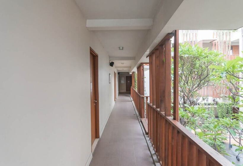 פנסיון Reddoorz Plus Near Asia Afrika 3