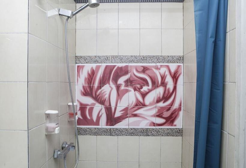 פנסיון Reddoorz Plus Near Asia Afrika 3