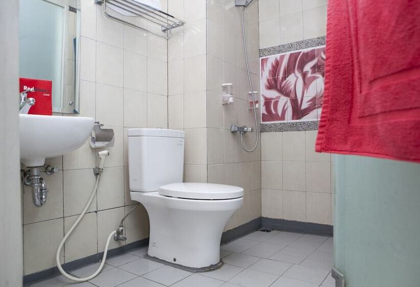 פנסיון Reddoorz Plus Near Asia Afrika 3