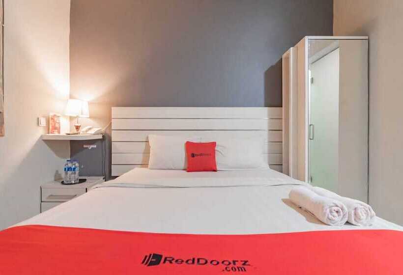 פנסיון Reddoorz Plus Near Asia Afrika 3