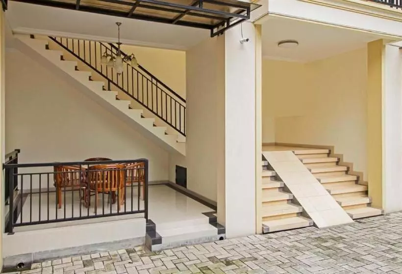 ペンション Reddoorz Syariah Near Mercu Buana University