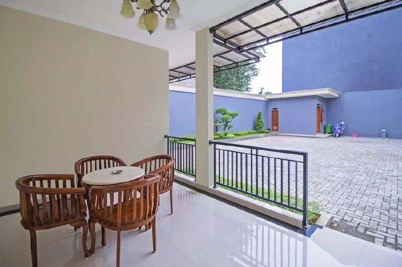 ペンション Reddoorz Syariah Near Mercu Buana University