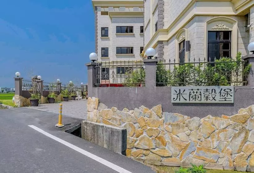 تختخواب و صبحانه Milan Yilan