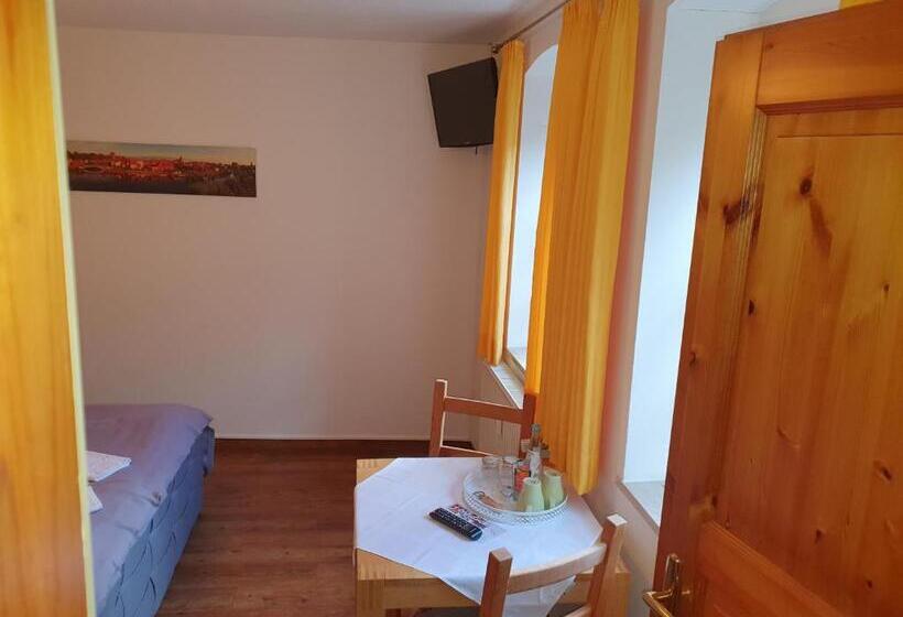 Хостел Altstadtcafé Und Pension