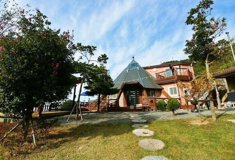 פונדק Geoje Sea Love Pension