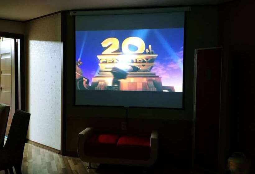 פונדק Geoje Sea Love Pension