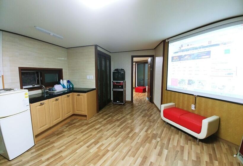 פונדק Geoje Sea Love Pension