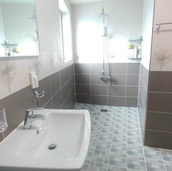 פונדק Geoje Sea Love Pension