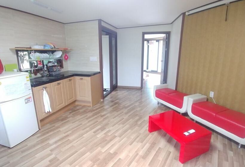 פונדק Geoje Sea Love Pension