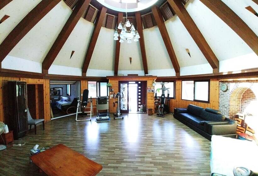 פונדק Geoje Sea Love Pension