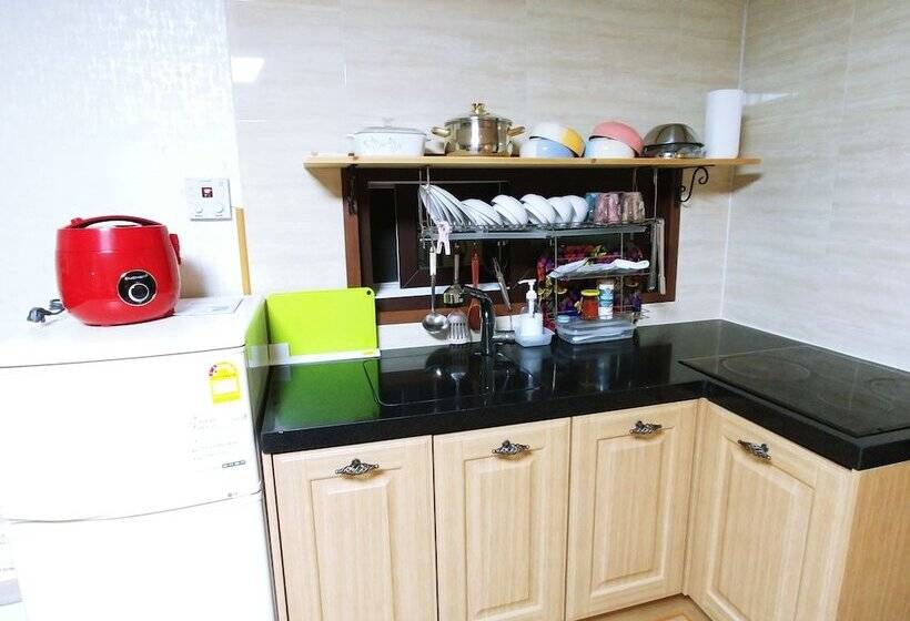 פונדק Geoje Sea Love Pension