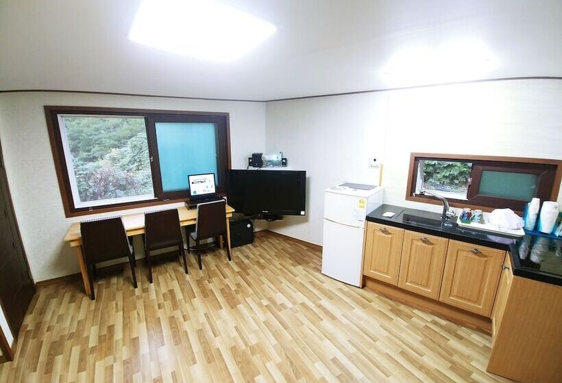 פונדק Geoje Sea Love Pension