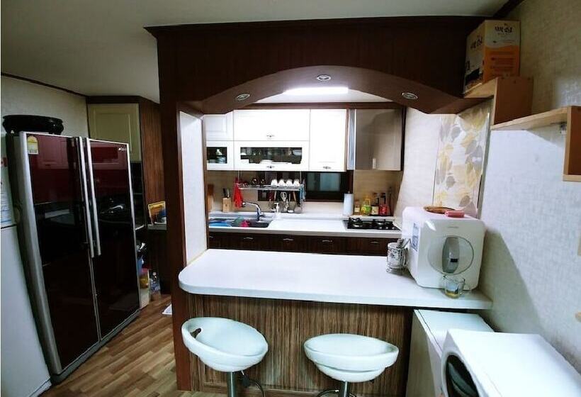 פונדק Geoje Sea Love Pension