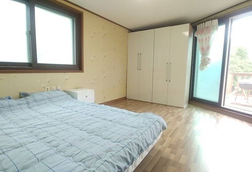 פונדק Geoje Sea Love Pension
