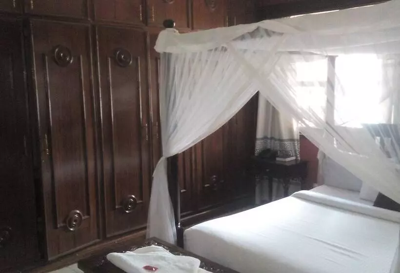 مسافرخانه Twiga Sanctuary Resort