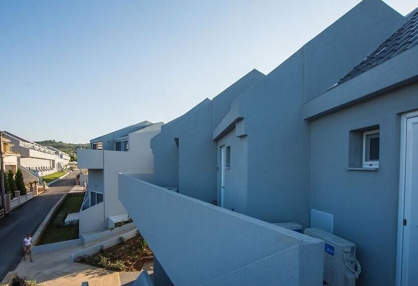 هتل Golden Coast Resort