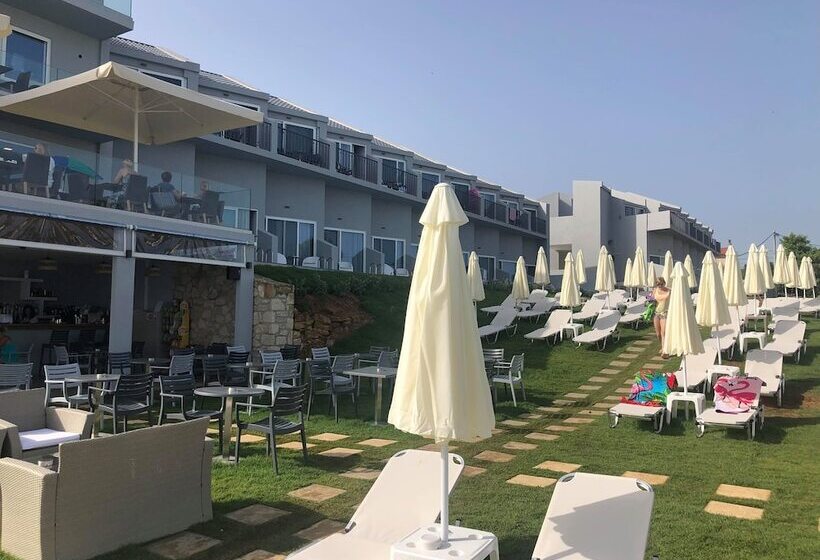 هتل Golden Coast Resort